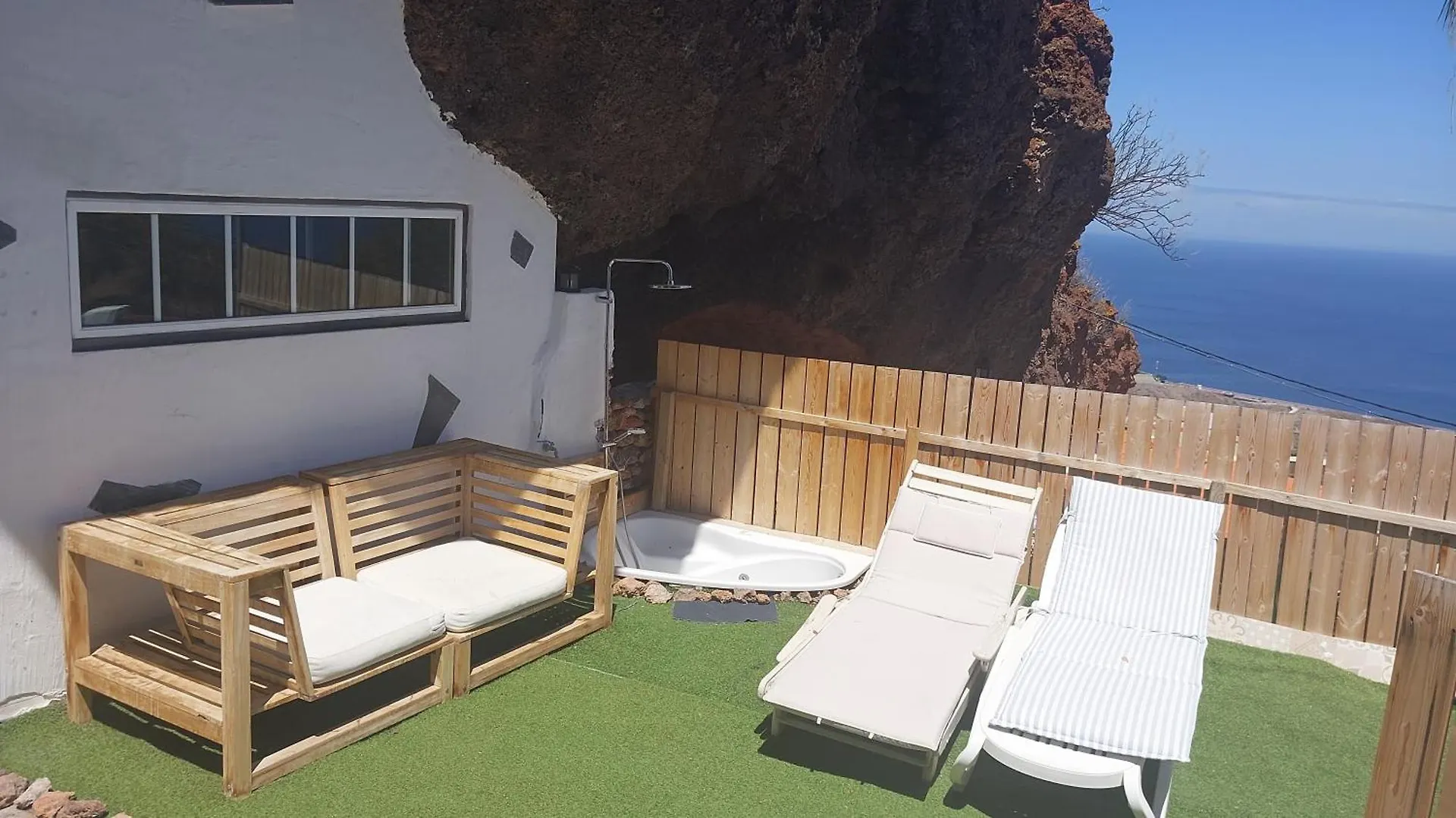 New Cave With Pool See View And Garden location